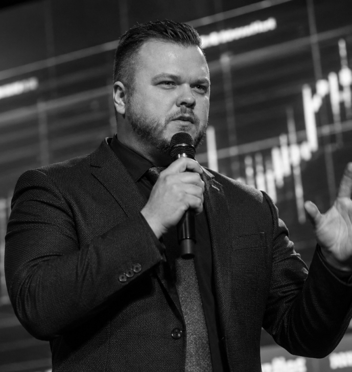 Владимир Кривов выступает с микрофоном